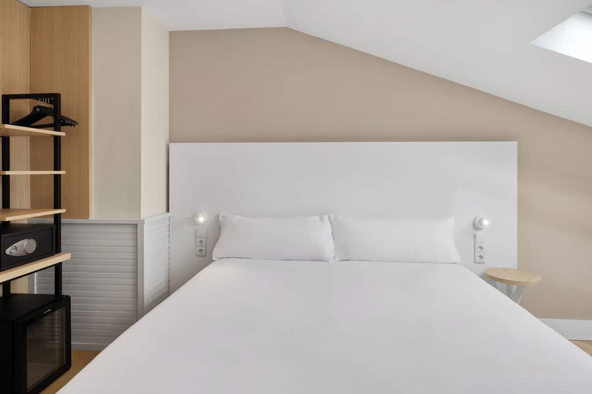 Single Room | In-room safe, desk, iron/ironing board, free cribs/infant beds