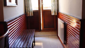 Caja de seguridad en la habitación y escritorio