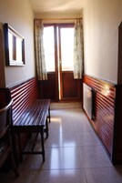 客房内保险箱、办公桌、熨斗/熨板、免费婴儿床