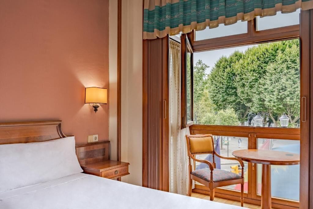 Twin Room | In-room safe, iron/ironing board (on request), free WiFi, bed sheets
