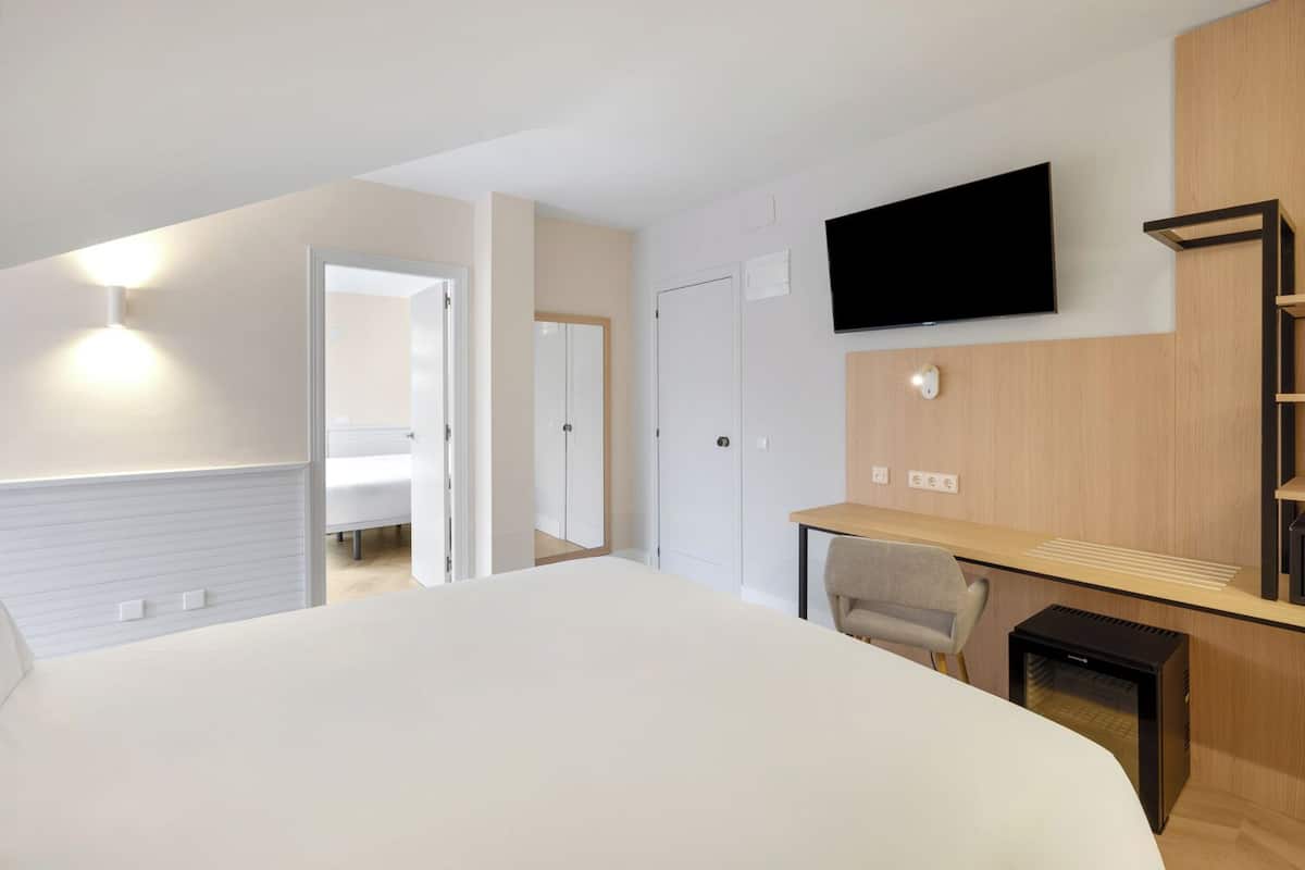 Family Triple Room | In-room safe, desk, iron/ironing board, free cribs/infant beds