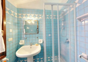 A bathroom with a sink, mirror, and shower. - Il Borgo di Porto Corallo (Villaputzu)