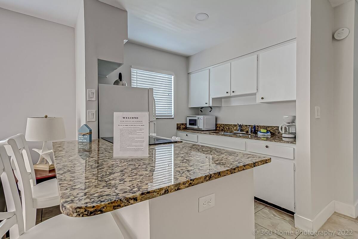 apartment, 1 bedroom, balcony (gulf view) | private kitchen | full-sized fridge, microwave, oven, stovetop