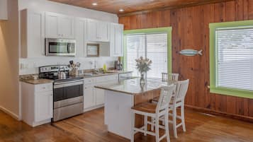 Family Triple Room, 3 Bedrooms, 2 Bathrooms | Private kitchen | Full-sized fridge, microwave, oven, stovetop