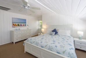 Deluxe-Apartment, 2 Schlafzimmer, Poolzugang, am Strand | Bügeleisen/Bügelbrett, kostenloses WLAN, Bettwäsche