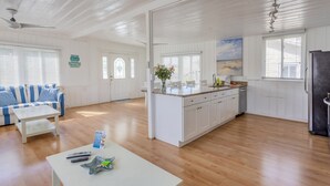 Leilighet – deluxe, 2 soverom, adgang til basseng, ved stranden | Eget kjøkken | Kaffetrakter/tekoker, kjøleskap, mikrobølgeovn og ovn