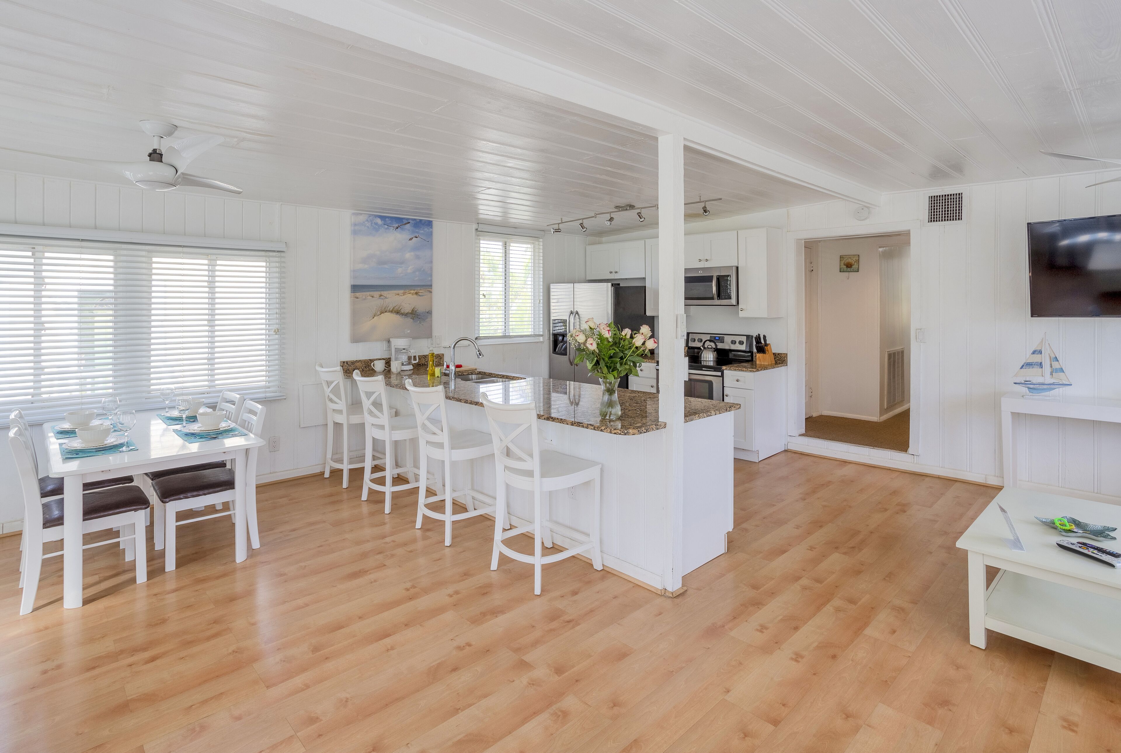 deluxe apartment, 2 bedrooms, pool access, beachside | in-room dining