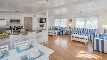 Apartamento Deluxe, 2 habitaciones, acceso a la piscina, junto a la playa | Zona de estar | Televisión de pantalla plana de 40 pulgadas con canales por satélite