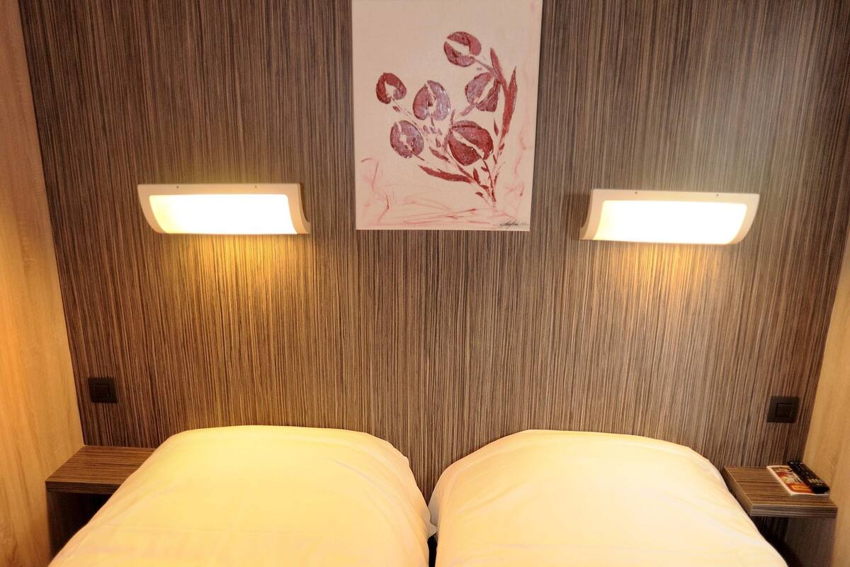 Twin kamer | Luxe beddengoed, een bureau, geluiddichte muren, gratis wifi