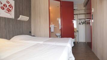 Biancheria da letto di alta qualità, una scrivania, insonorizzazione