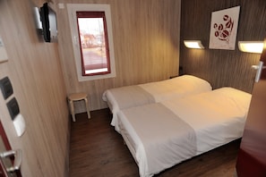 Premium bedding, desk, soundproofing, free WiFi - Hotel 4 Saisons (Onet-le-Chateau)