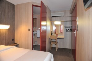 Premium bedding, desk, soundproofing, free WiFi - Hotel 4 Saisons (Onet-le-Chateau)