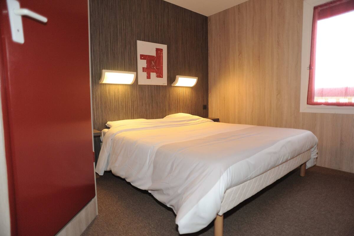 Tweepersoonskamer | Luxe beddengoed, een bureau, geluiddichte muren, gratis wifi