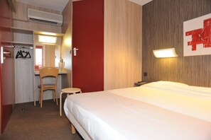 Premium bedding, desk, soundproofing, free WiFi