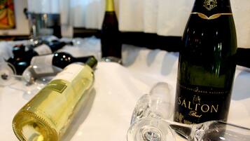 Una mesa con botellas de vino y copas.