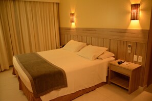 Dreibettzimmer | Minibar, Zimmersafe, Verdunkelungsvorhänge, kostenloses WLAN