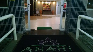 A hotel entrance with a mat reading "ANAHI" and a colorful mural in the background. - Hotel Anahi (Jaboatão dos Guararapes)