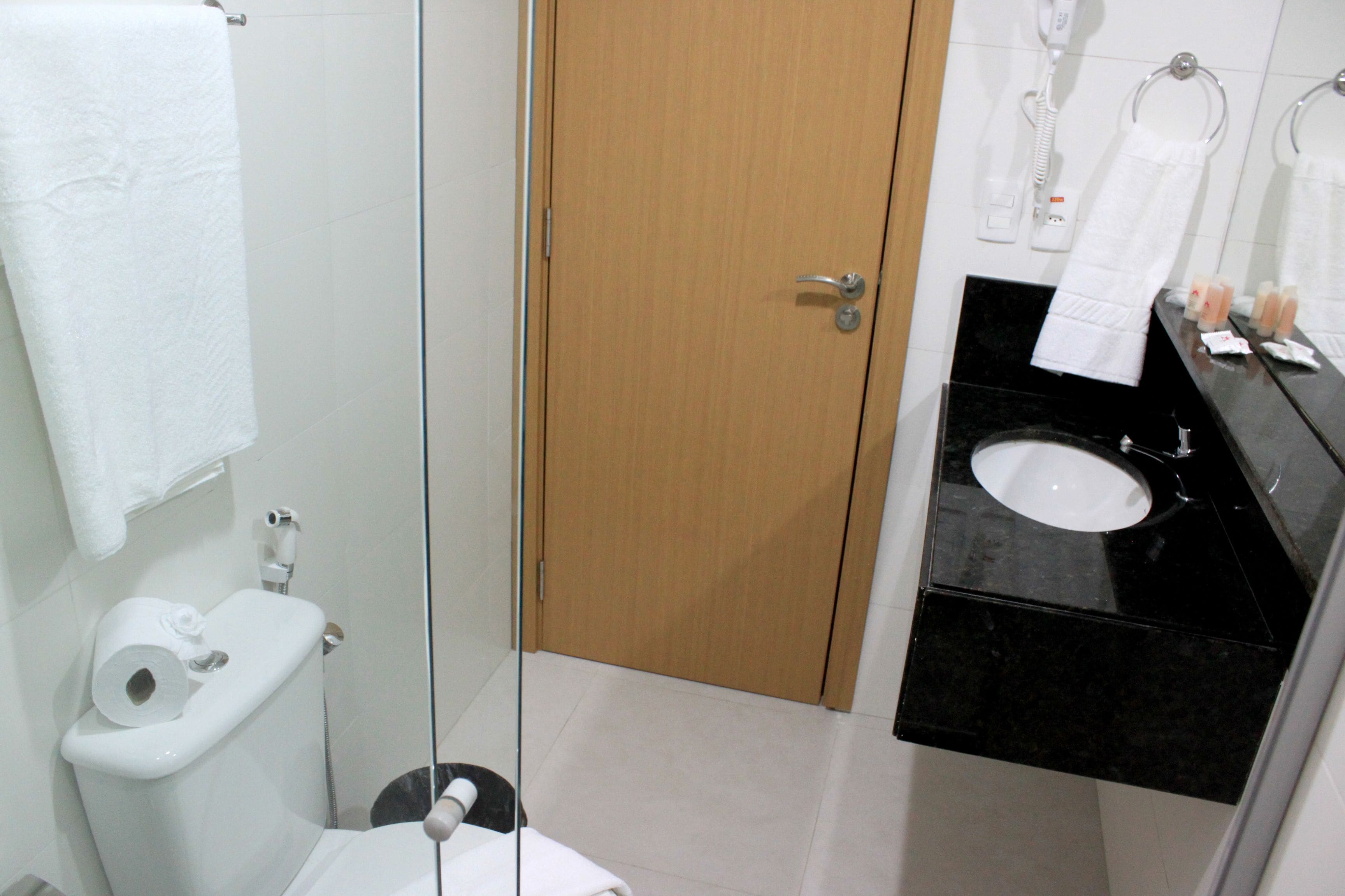 standard room, 2 single beds | bathroom | shower, free toiletries, hair dryer, towels