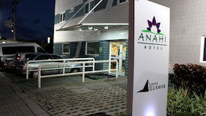 The exterior of the Anahi Hotel with a sign indicating the Grupo Guamar affiliation. - Hotel Anahi (Jaboatão dos Guararapes)