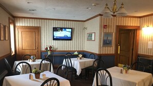 Breakfast area - The Island House Hotel (Port Clinton)