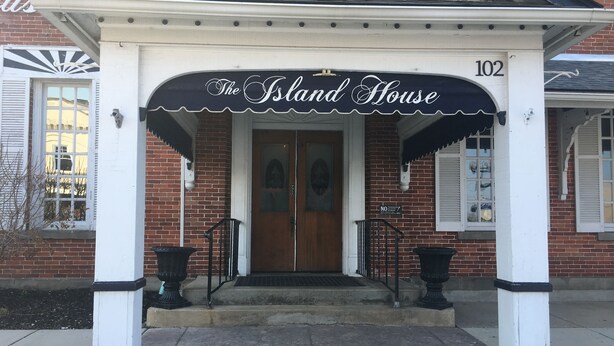 Front of property - The Island House Hotel (Port Clinton)