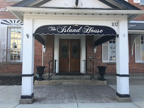 Front of property - The Island House Hotel (Port Clinton)