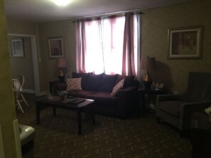 Iron/ironing board, free WiFi, bed sheets - The Island House Hotel (Port Clinton)