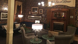 Fireplace - The Island House Hotel (Port Clinton)