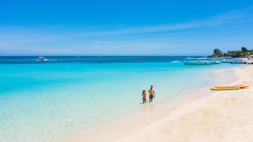 På stranden, vit sandstrand, gratis strandcabanor och solstolar