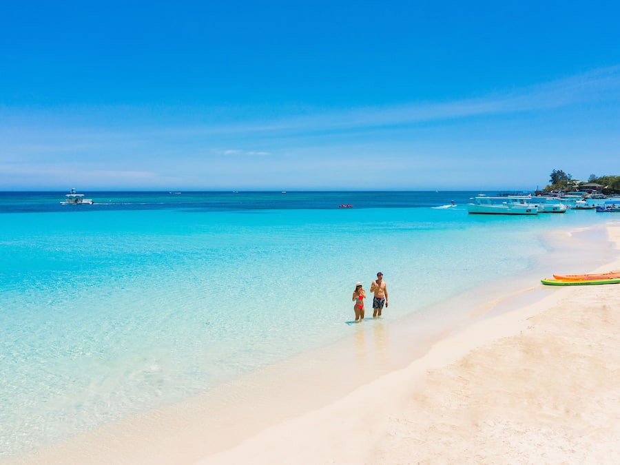 Aan het strand, wit zand, gratis strandcabana's