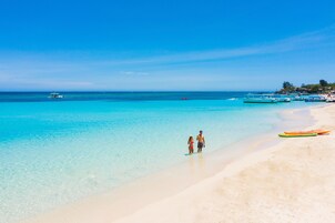 Ubicación a pie de playa, arena blanca y cabañas de uso gratuito