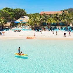 En la playa, playa de arena blanca y camas de playa gratuitas