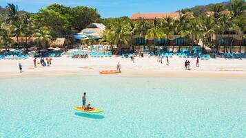På stranden, hvit sand, strandtelt (inkludert) og solsenger
