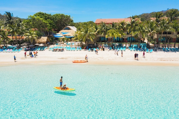 En la playa, arena blanca, camas de playa gratis