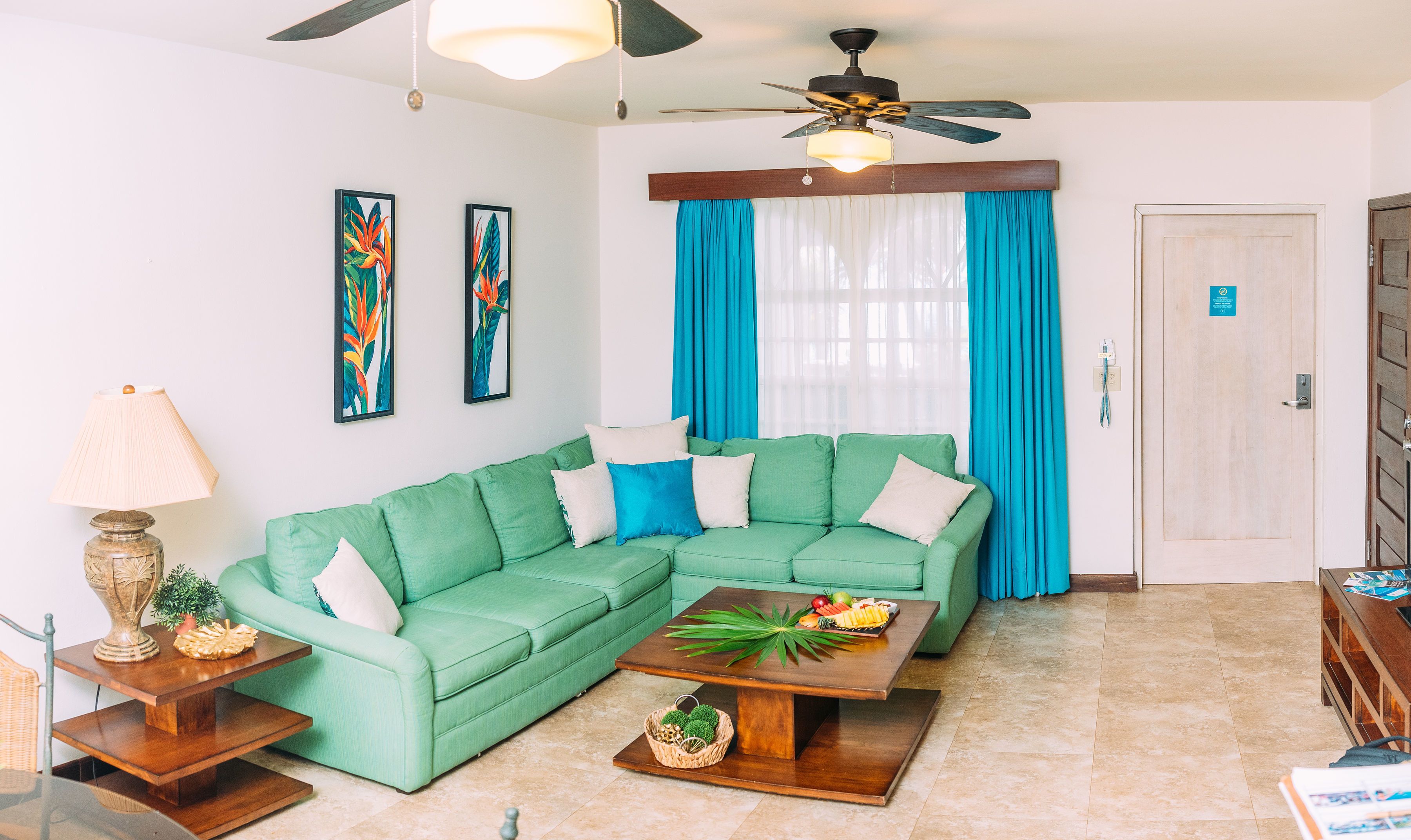 Two Bedroom Master Suite Ground Floor | Oppholdsrom | En 32-tommers LED-TV med Parabol-TV samt TV