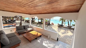 One Bedroom Beach Front Villa | Terraza o patio