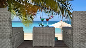 En la playa, arena blanca, camas de playa gratis