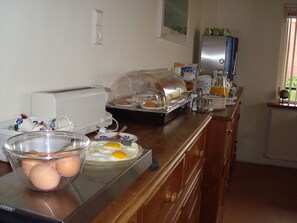 Desayuno buffet (EUR 9.50 por persona) 