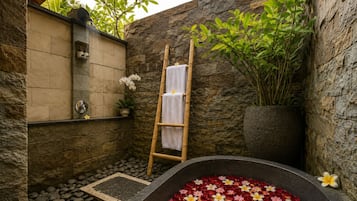 Deluxe-Villa, 1 Schlafzimmer, eigener Pool | Badezimmer | Badewanne und Dusche (separat), kostenlose Toilettenartikel