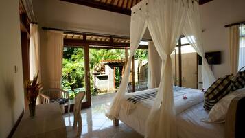 Vila, 2 quartos, piscina particular | 1 quarto, cofres nos quartos, escrivaninha, cortinas blackout