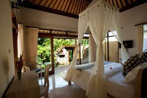 1 habitación, caja de seguridad en la habitación y escritorio 