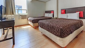 A hotel room with two beds, a desk, and a window with curtains. - Capital O Hotel Colón Express Guadalajara (Guadalajara)
