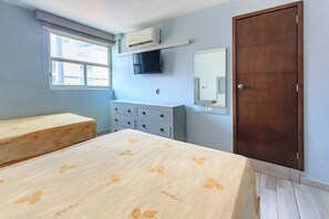 Bureau, rideaux d’obscurcissement, fer et planche à repasser
