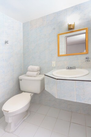 Douche, articles de toilette gratuits, serviettes fournies