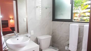 Deluxe-suite - 1 queensize-seng | Badeværelse | Bruser, hårtørrer, håndklæder