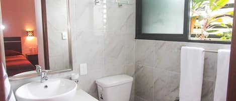 Deluxe Suite, 1 Queen Bed | Bathroom