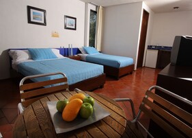 Tabla de planchar con plancha, wifi gratis y ropa de cama 