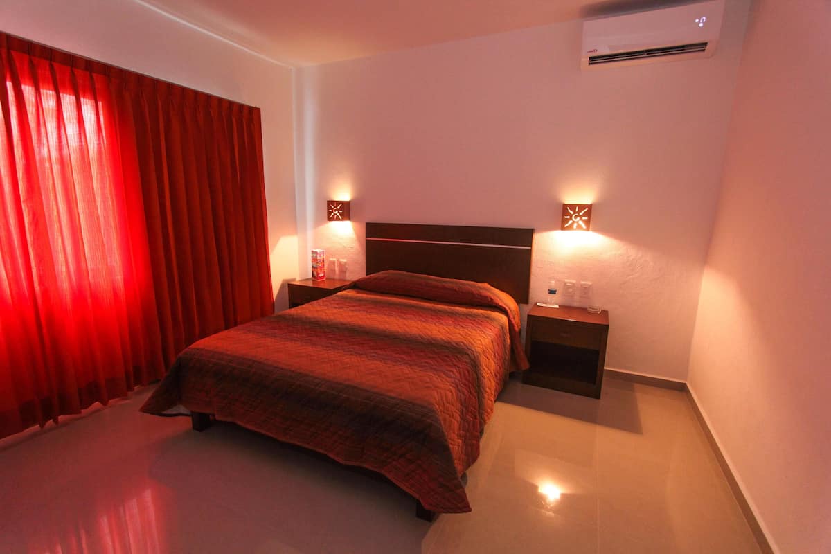 Deluxe Suite, 1 Queen Bed | Iron/ironing board, free WiFi, bed sheets