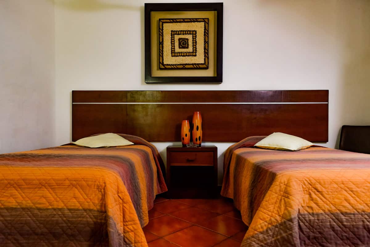 Chambre avec lits jumeaux | Fer et planche Ă repasser, Wi-Fi gratuit, draps fournis