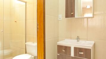 Dusche, kostenlose Toilettenartikel, Haartrockner, Handtücher